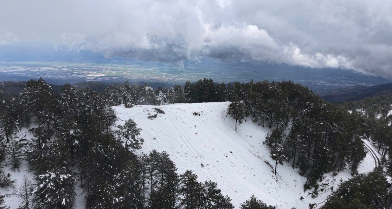 Aydın’ın Efeler ilçesinde bulunan Paşa Yaylası, Mart ayında yağan karla birlikte adeta kış manzarasına döndü.