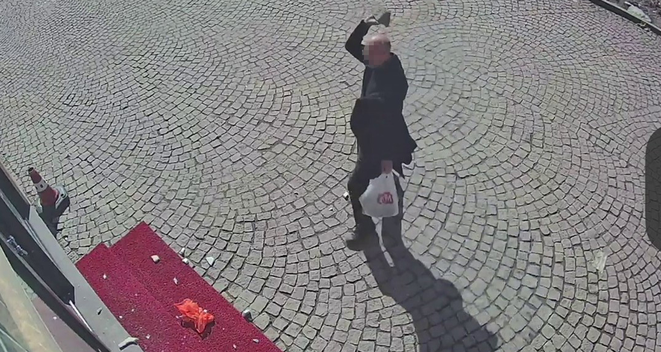 Erzurum’da bir eczaneye yönelik kundaklama girişimi anbean kameralara yansıdı. Önce parke taşı ile eczanenin camını kıran şüpheli, daha sonra ay çiçeği yağı ile kundaklama girişiminde bulundu.