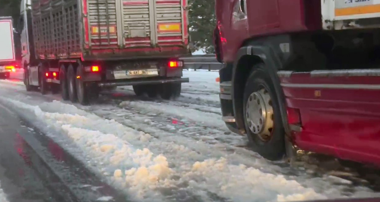 Adana’nın yüksek kesimlerinde etkili olan dolu yağışı ulaşımda aksamalara neden oldu. Otoyolda ulaşım güçlükle sağlandı.
