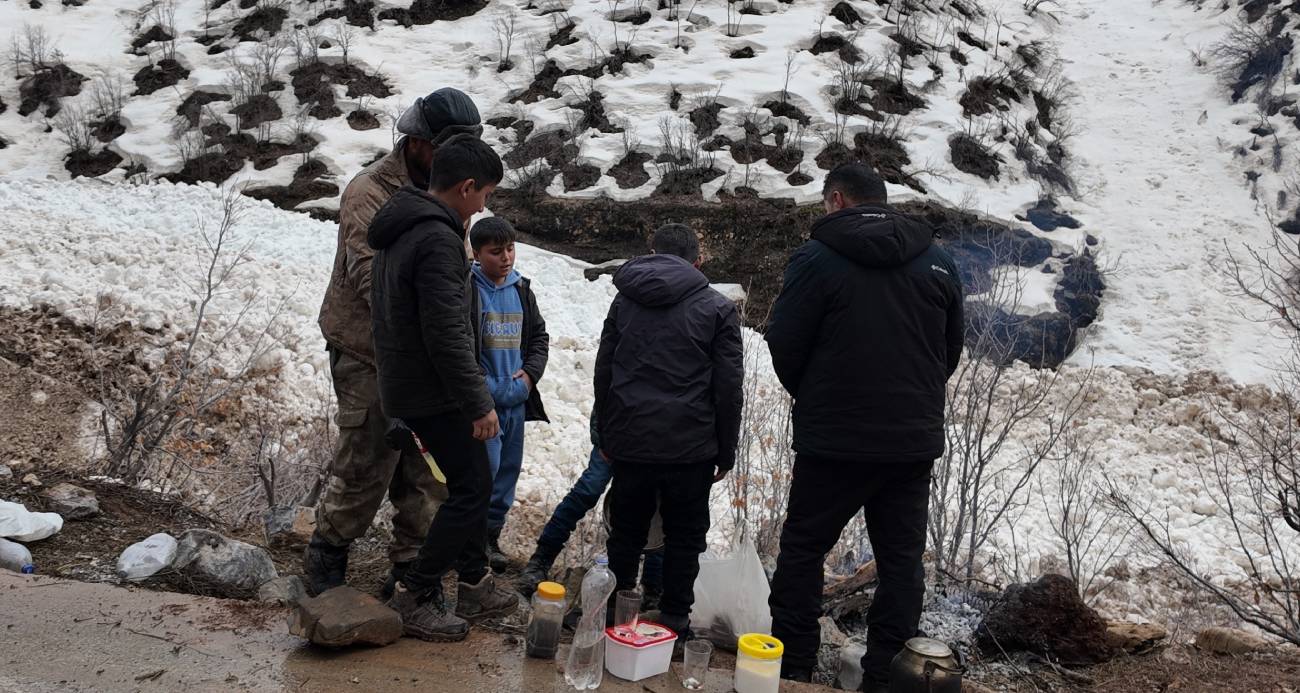 3 kilometre yol yürüyüp çalışan ekiplere yemek ve çay götüren çocukların davranışı, alkış topladı.