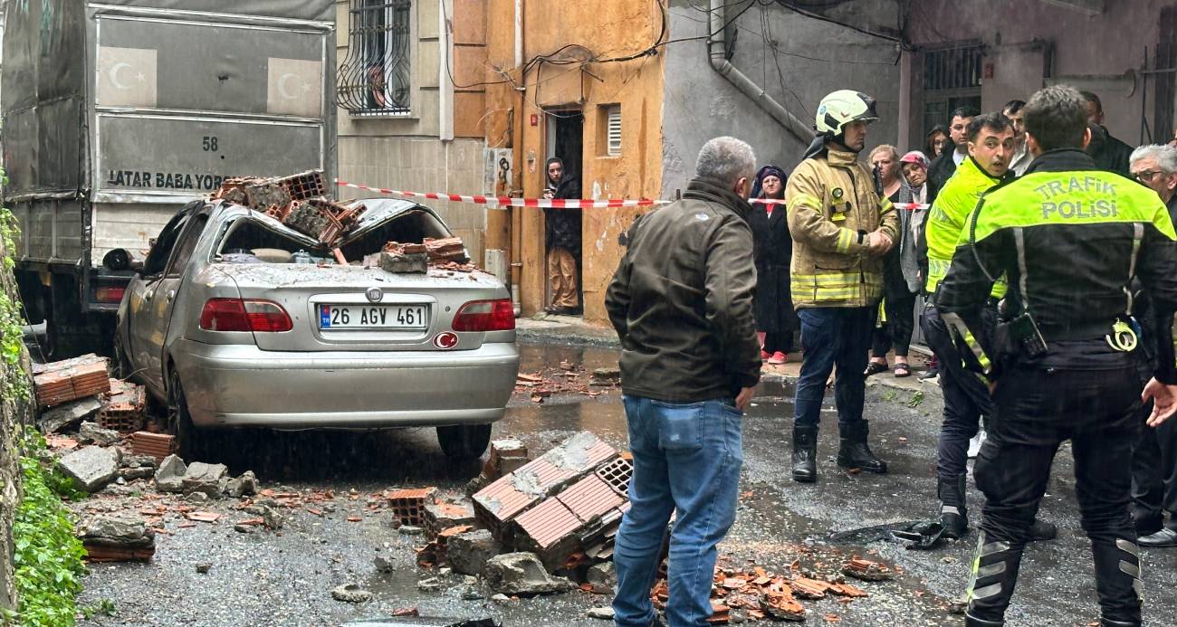 Kağıthane’de bahçe duvarı aracın üzerine devrildi