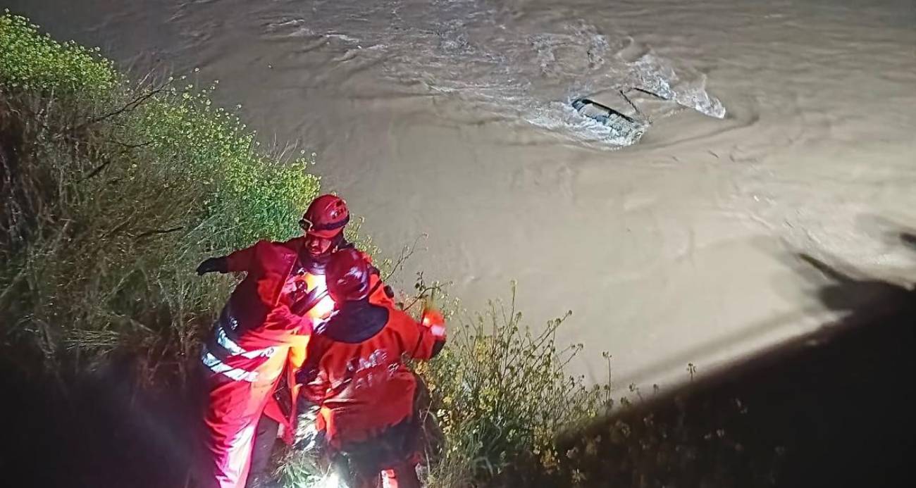 Menderes’te araç dereye uçtu, İzmir itfaiyesi seferber oldu