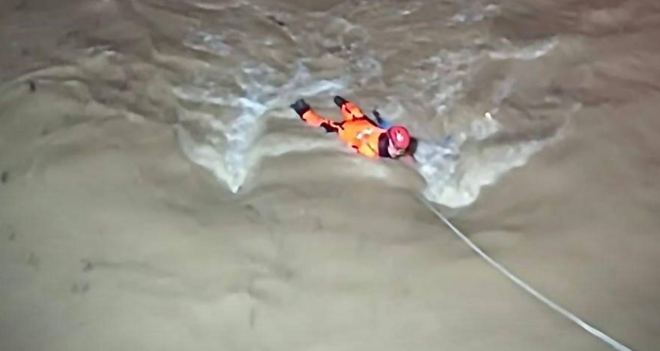 Menderes’te araç dereye uçtu, İzmir itfaiyesi seferber oldu