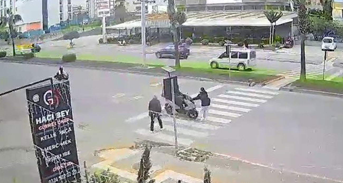 Motokurye kız çocuğuna çarptı, o anlar güvenlik kamerasında