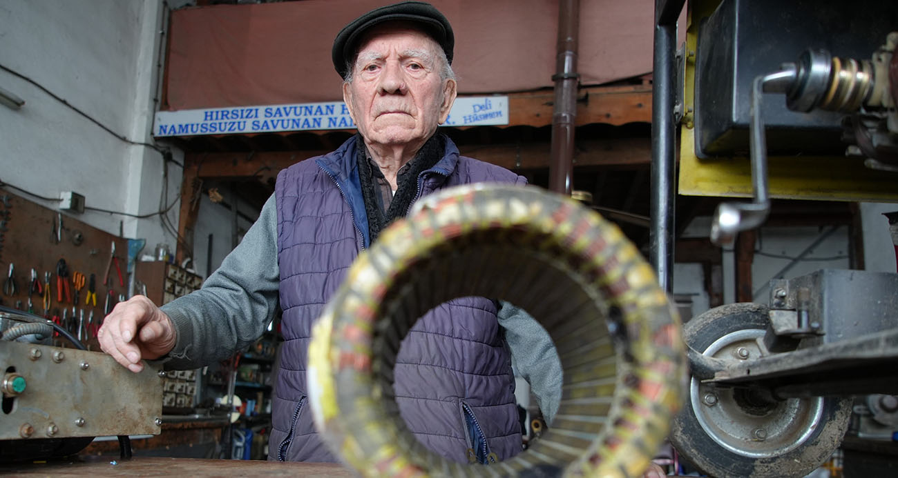 Edirne’de 14 yaşında başladığı elektrik işini 88 yaşında da sürdüren usta, yıllar içinde onlarca çırak yetiştirdiğini ancak artık gençlerin mesleğe ilgi göstermediğini söyleyerek, ölene kadar işini büyük bir aşkla yapmayı sürdüreceğini belirtti.