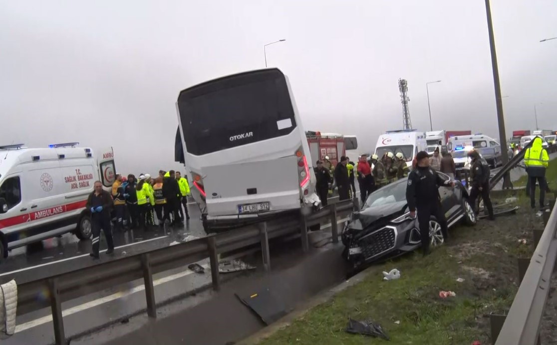 Kuzey Marmara Otoyolu’nda polis servis minibüsü kaza yaptı: Çok sayıda yaralı var!