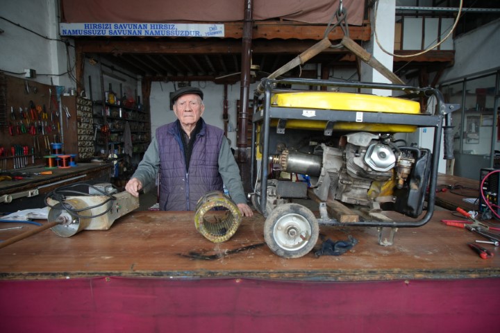 88’lik usta gençlere taş çıkarıyor