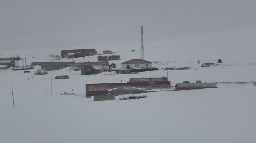 Kars’ta Mart sonunda kış geri döndü: Boğatepe Geçidi ve köyler kar altında