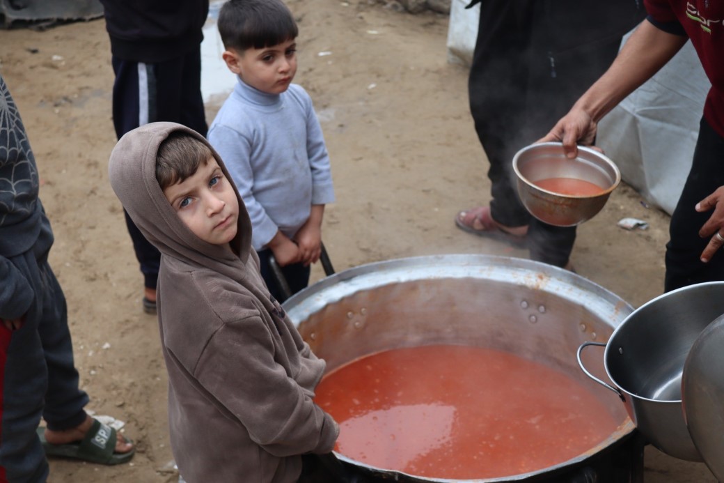 Gazzeli çocuklar ateşkesin gölgesinde açlıkla savaşıyor