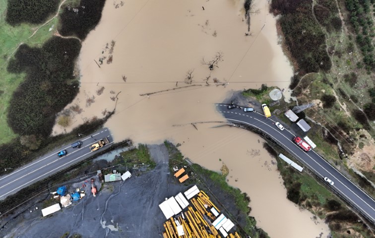 Göle dönen yolda mahsur kalan sürücü aracını bırakmadı, kurtarma anları görüntülendi