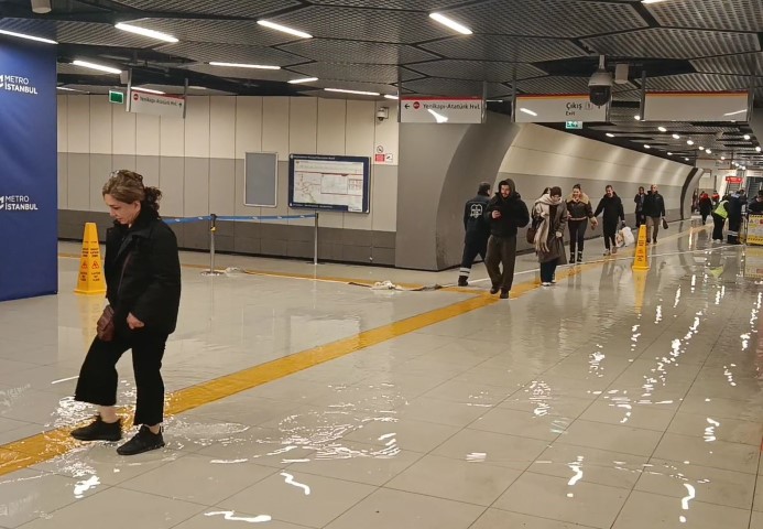 Yenibosna Metro durağını su bastı