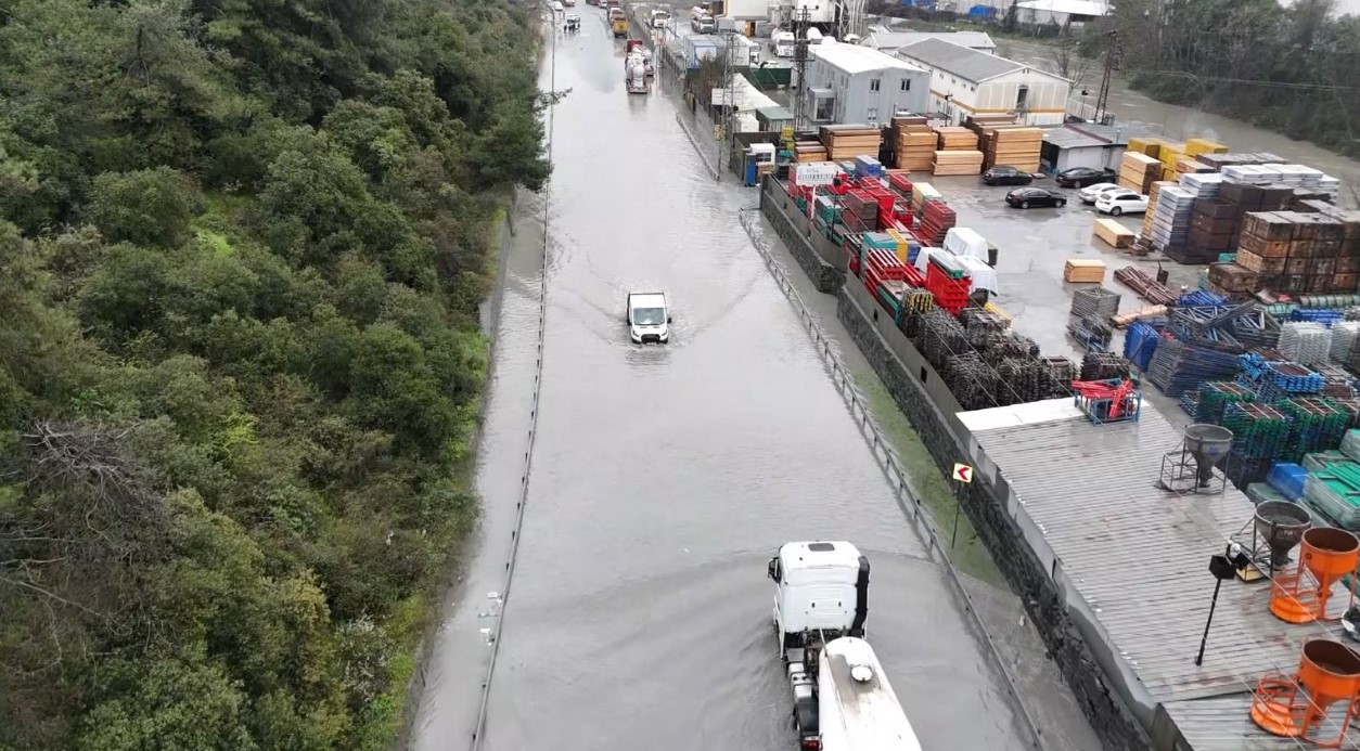 İstanbul Eyüpsultan Ayazağa’da etkili olan yoğun yağış sonrası göle dönen yol havadan görüntülendi. Görüntülerde tırların bile güçlükle ilerlediği, bazı araçların ise suya girmemek için yol kenarında beklediği görülüyor.