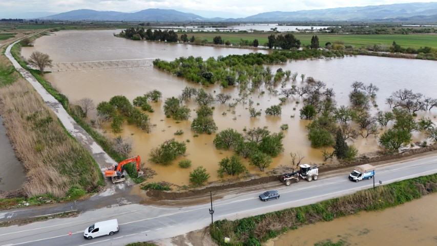 Sağanak yağış Menderes Nehri’ni taşırdı