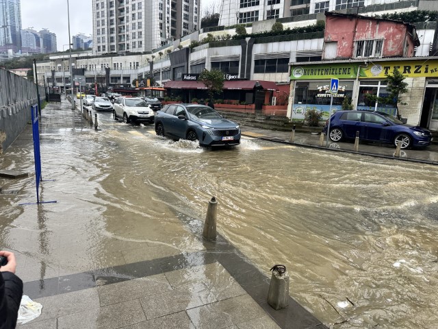 Sarıyer’de rögarlar taştı: Bir iş yerini su bastı, dükkan sahibi İSKİ’ye tepki gösterdi