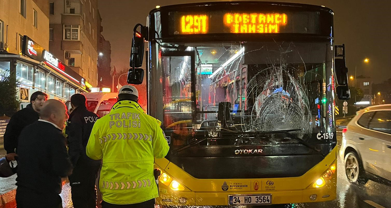 Üsküdar’da kırmızı ışıkta karşıdan karşıya geçerken İETT otobüsünün çarptığı yaya yaralandı. Kaza anı bir iş yerinin güvenlik kamerasınca kaydedildi.