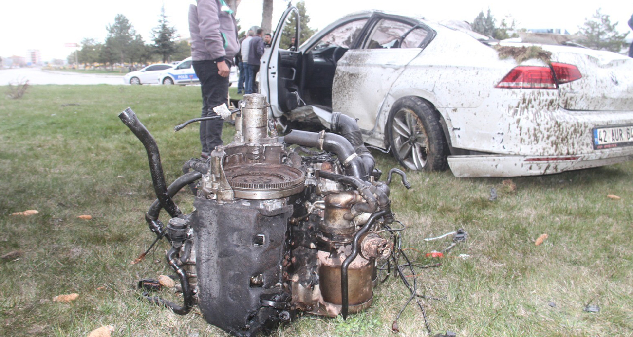 Otomobil kavşakta devrildi: Ortalık savaş alanına döndü