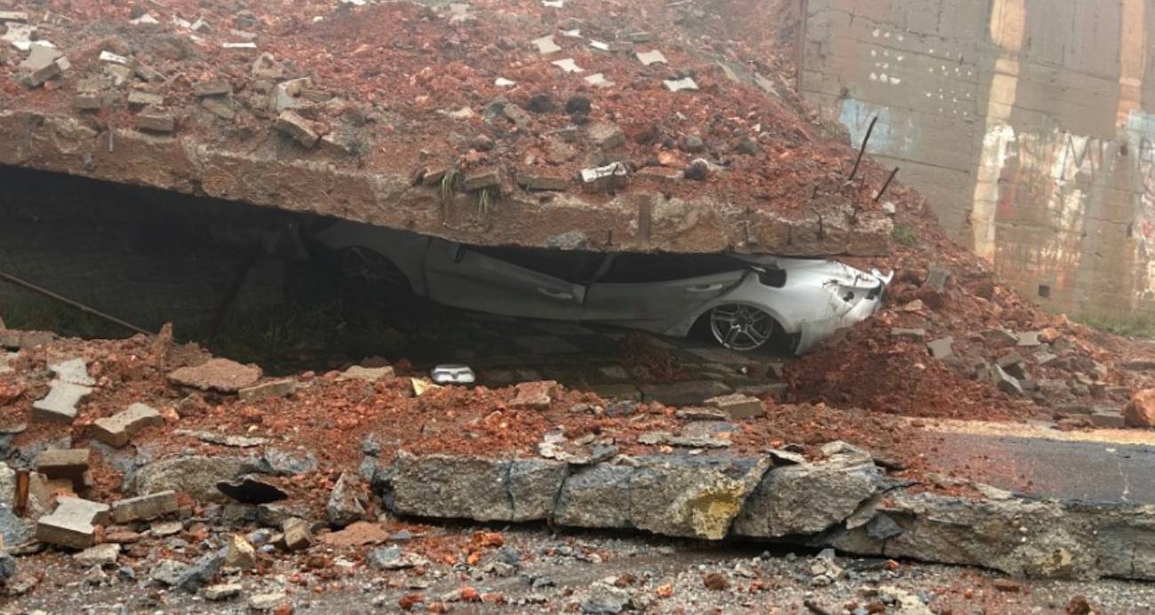 Maltepe’de okulun istinat duvarı çöktü: Araç kullanılamaz hale geldi