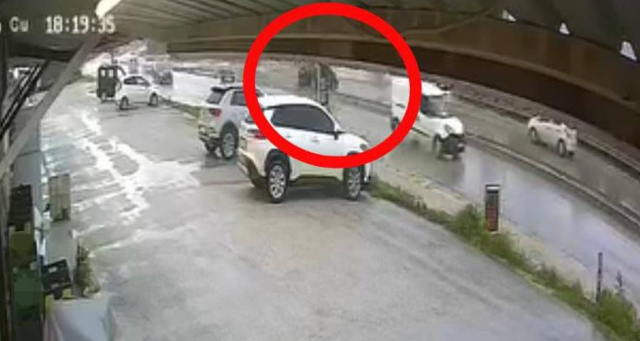 Sürücüsü markete gitti, el freni çekilmeyen otomobil ana yola çıktı