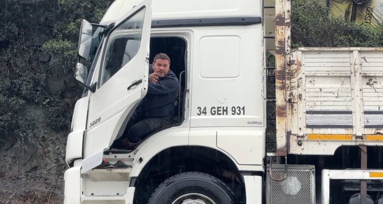 İstanbul’da kamyon sürücüsü göle dönen yolda mahsur kaldı
