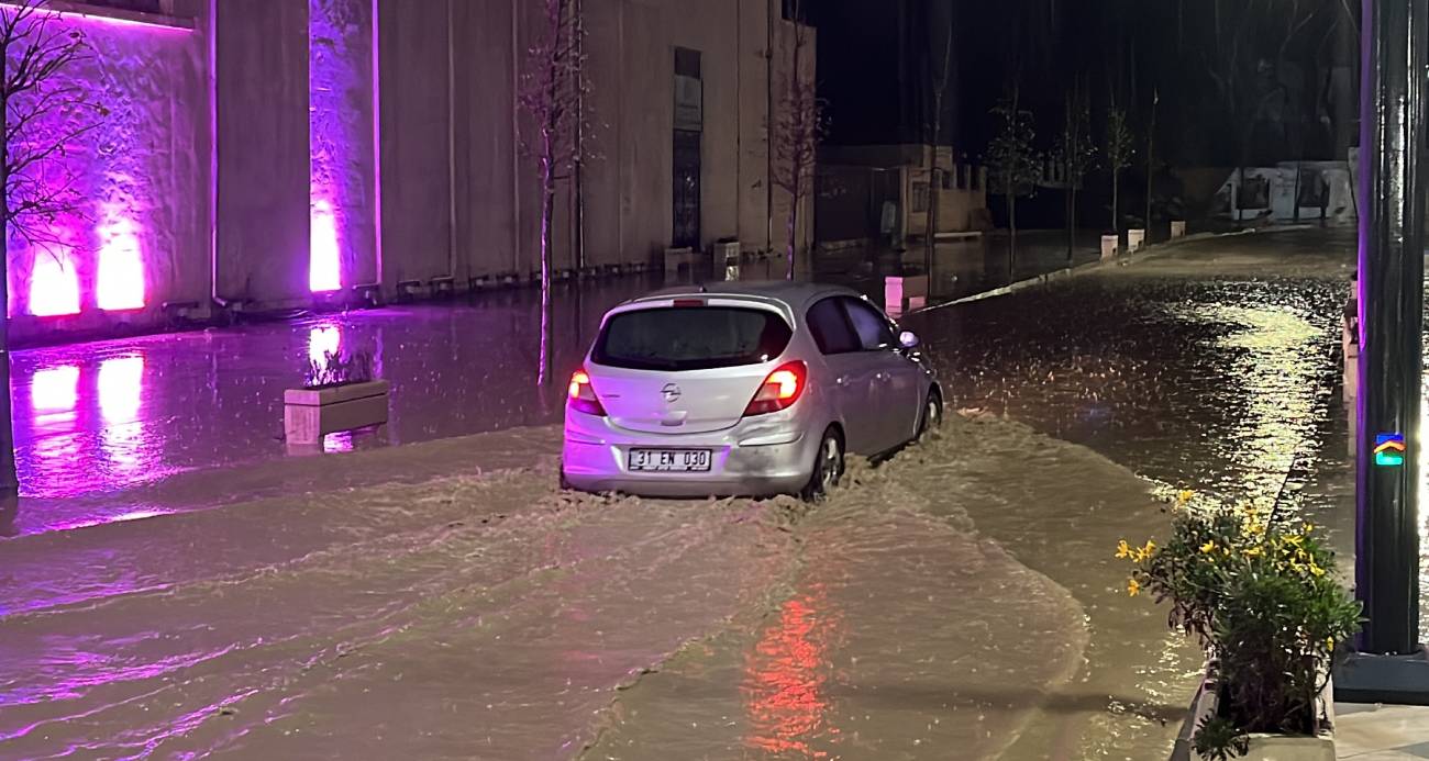 Şimşeklerin geceyi aydınlattığı Hatay’da sağanak yağış yolları göle çevirdi