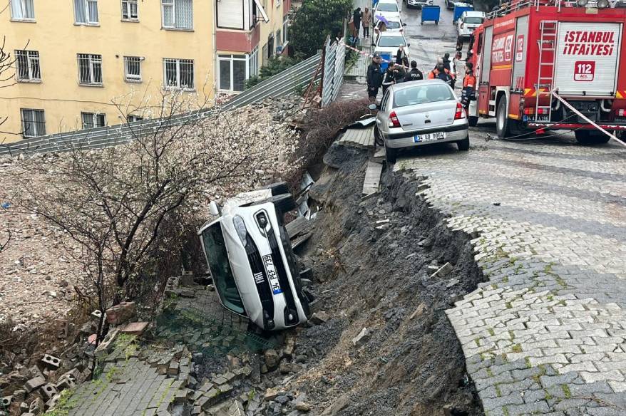 Üsküdar’da yol çöktü: Otomobil çukura düştü