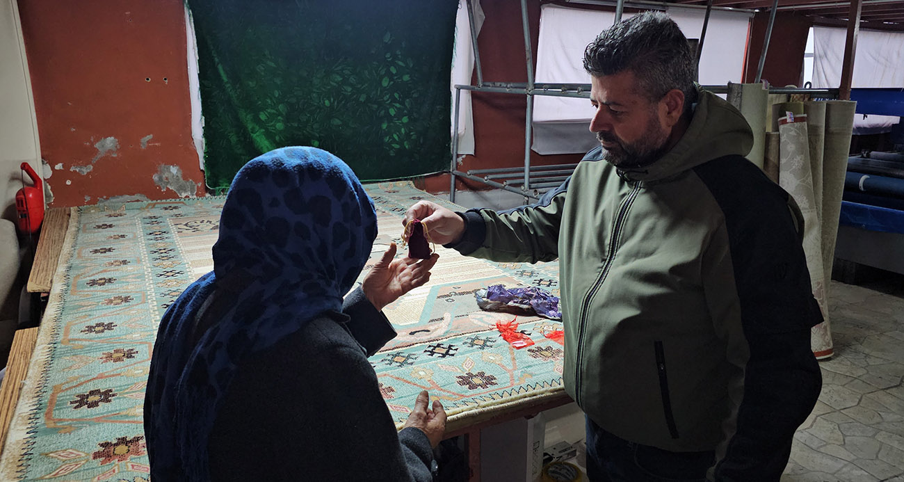 Poşetten insanlık çıktı, halının arasındaki altınlar sahibine ulaştırdı