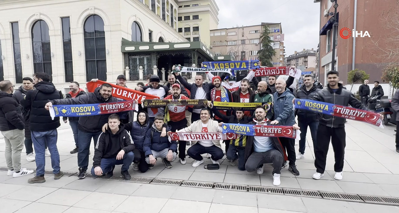 2026 FIFA Dünya Kupası play-off turu finalinde Kosova ile karşılaşacak A Milli Futbol Takımı'na destek için Priştine'de bulunan Türk taraftarlar, ay-yıldızlıların kamp yaptığı otelin önünde toplandı.