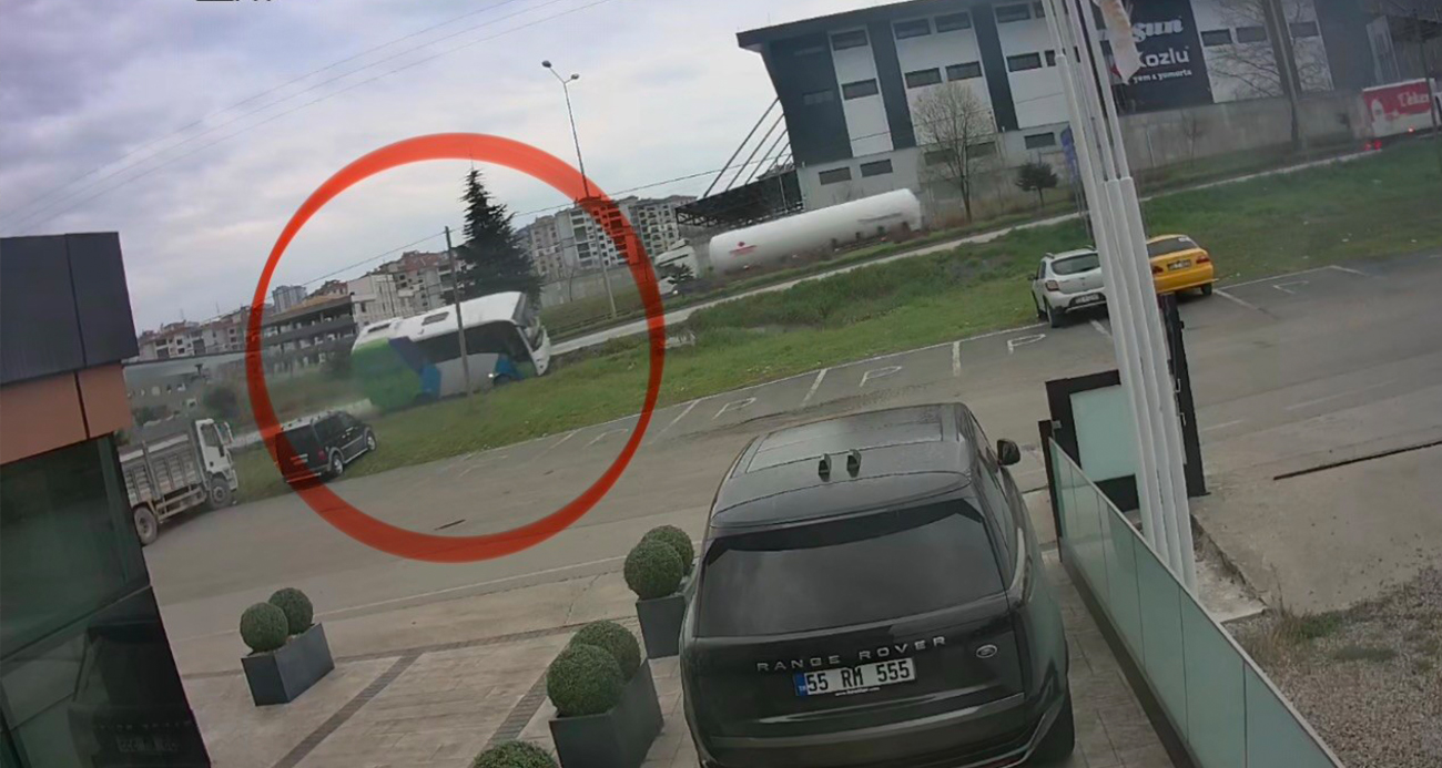 Yarışmadan dönen öğrencileri taşıyan aracın kaza anı güvenlik kamerasına yansıdı