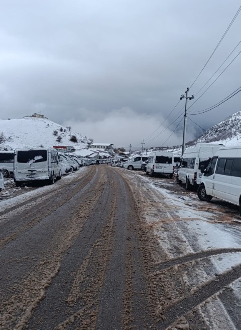 Irak sınırında ’sistem’ çilesi: Vatandaşlar kar altında sabahlıyor