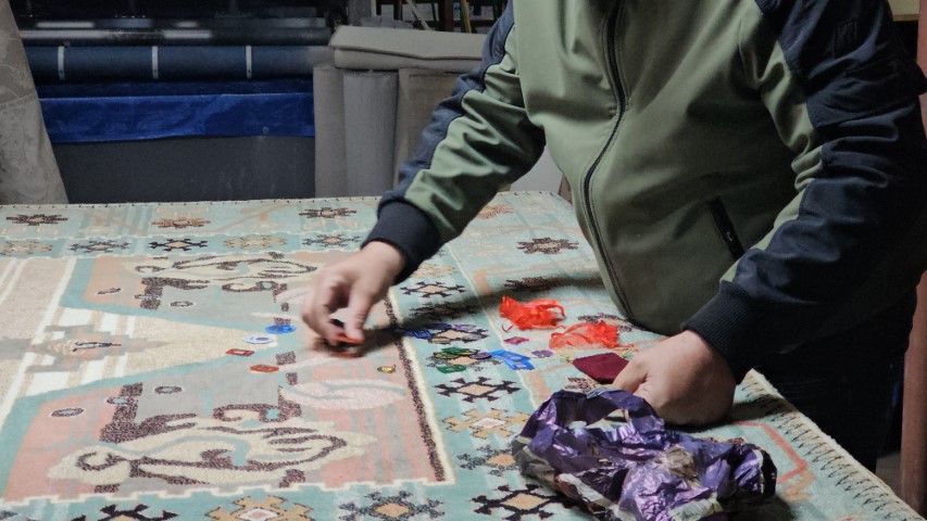 Poşetten insanlık çıktı, halının arasındaki altınlar sahibine ulaştırdı