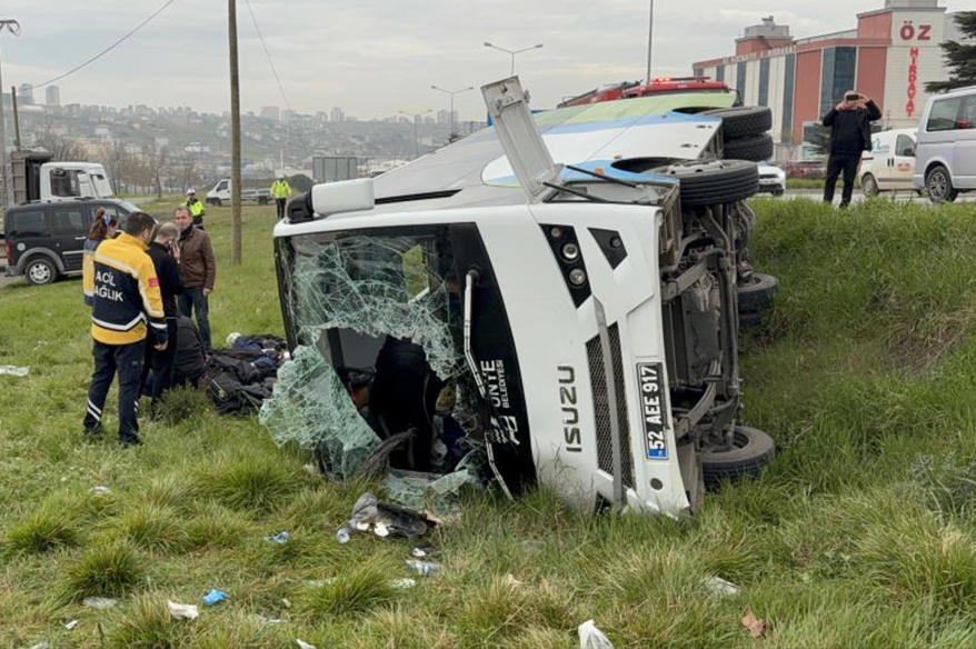 İstanbul’dan yarışmadan dönen öğrencileri taşıyan midibüs şarampole devrildi: 9’u öğrenci 15 yaralı
