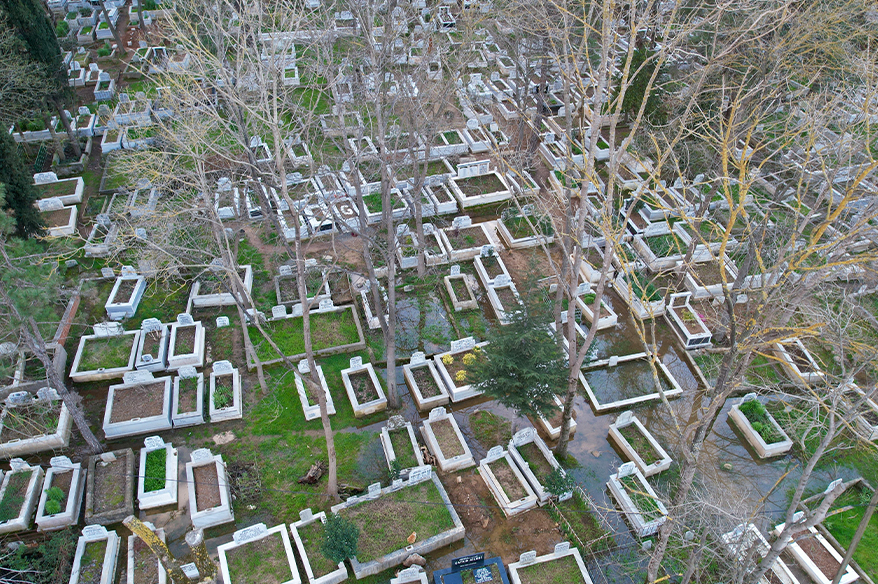Arnavutköy’de mezarlık sular altında kaldı