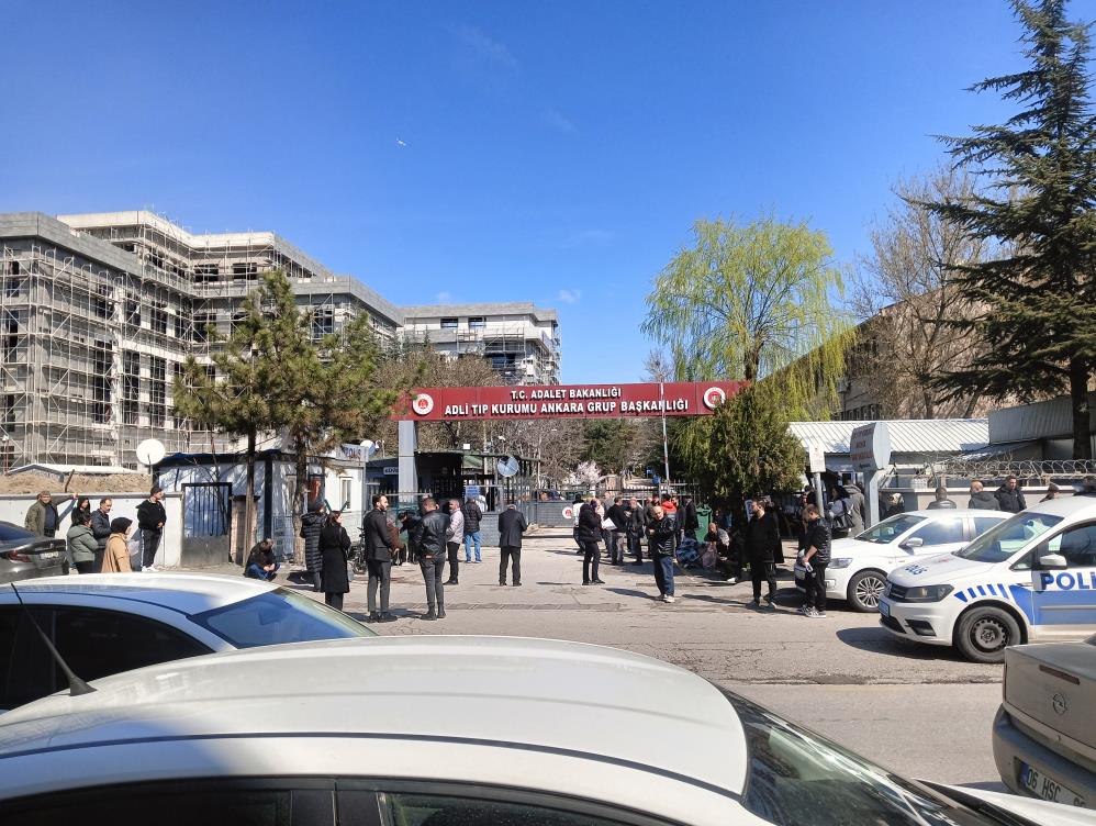 Ankara Kuzey Çevre Yolu’nda iki aracın karıştığı kazada hayatını kaybedenler olduğu öğrenildi.