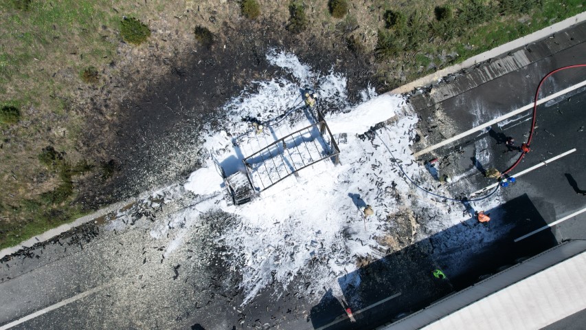 Kuzey Marmara Otoyolu’nda köpük sprey yüklü kamyon alev alev yandı