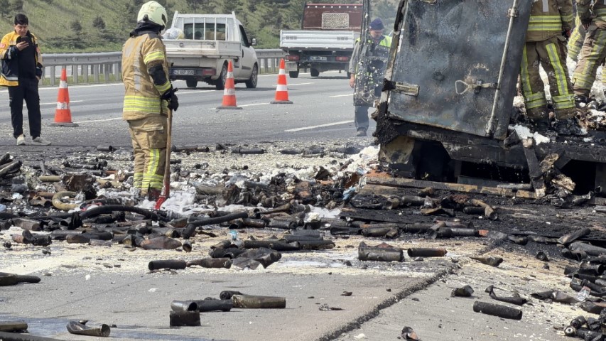 Kuzey Marmara Otoyolu’nda köpük sprey yüklü kamyon alev alev yandı