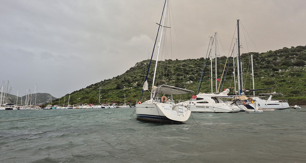 Bodrum’da fırtına etkili oldu, 2 tekne karaya oturdu