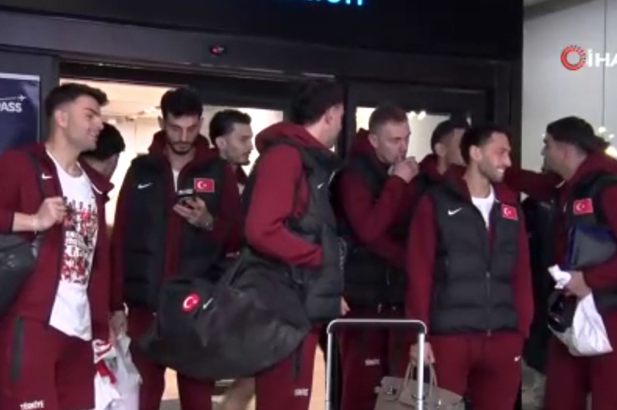Türkiye A Milli Futbol Takımı galibiyet sonrası yurda döndü