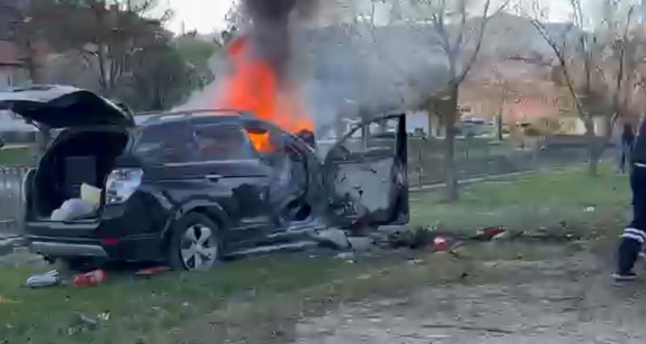 Tokat’ın Turhal ilçesinde ağaca çarpan cipin alev aldığı kazada 1 kişi öldü, 2 kişi yaralandı.