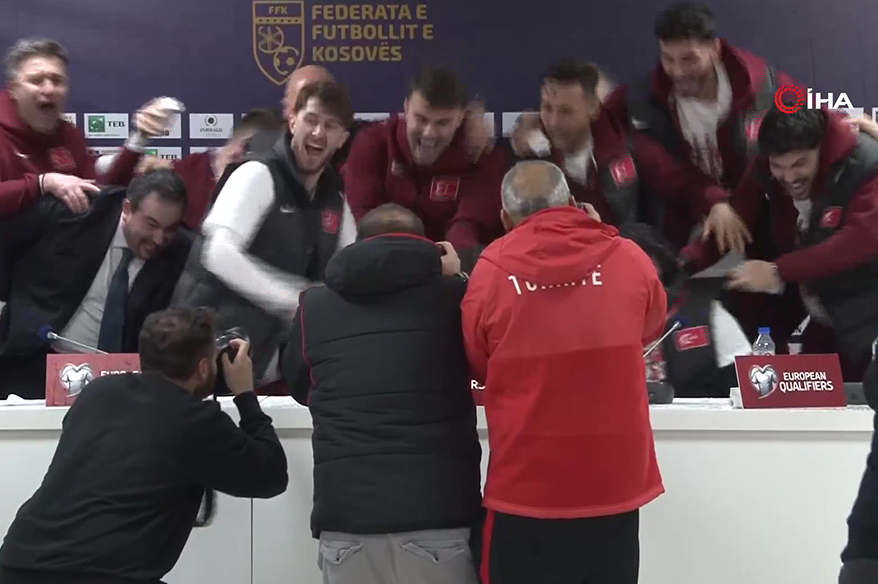 Montella'ya basın toplantısında sulu kutlama