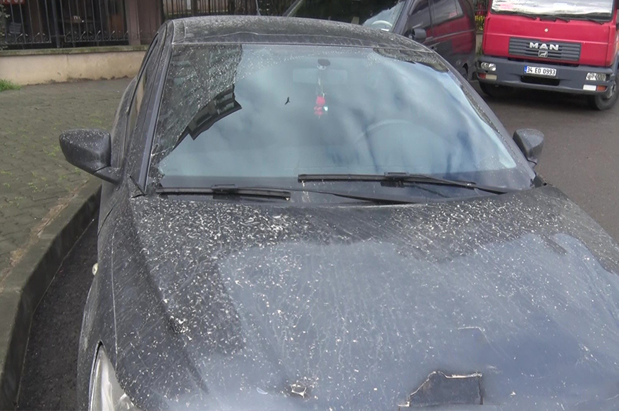 İstanbul’a çamur yağdı, araçlar çamurla kaplandı