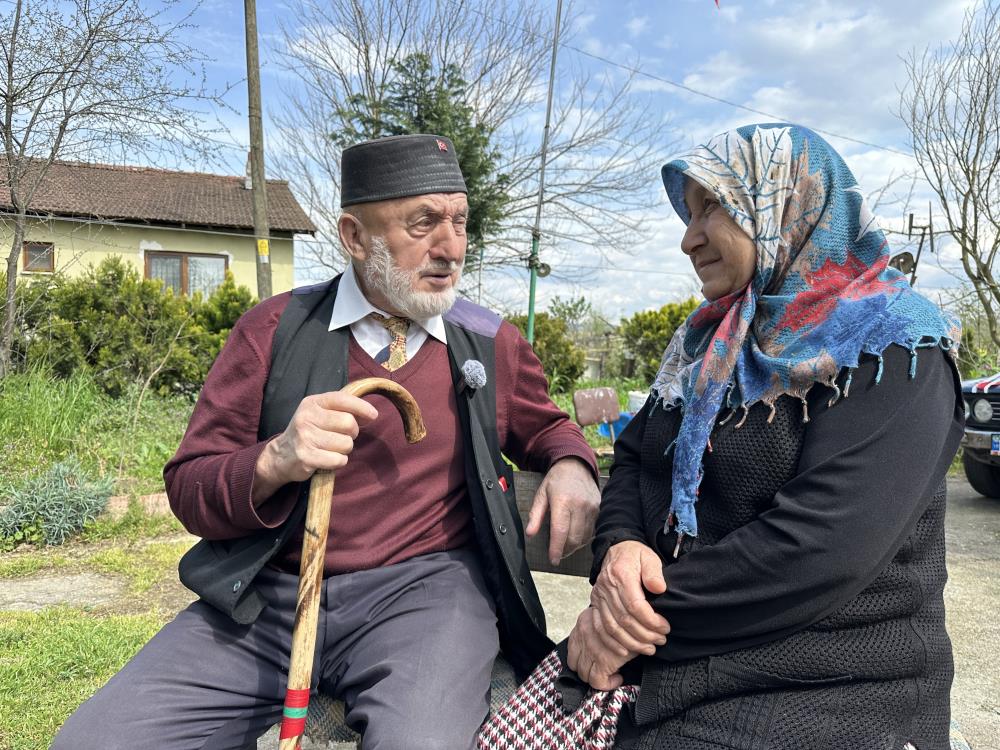 86 yaşında eşi için gelin arabası süsledi, kendi yazdığı şiirle aşkını haykırdı