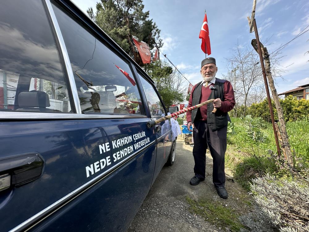 86 yaşında eşi için gelin arabası süsledi, kendi yazdığı şiirle aşkını haykırdı