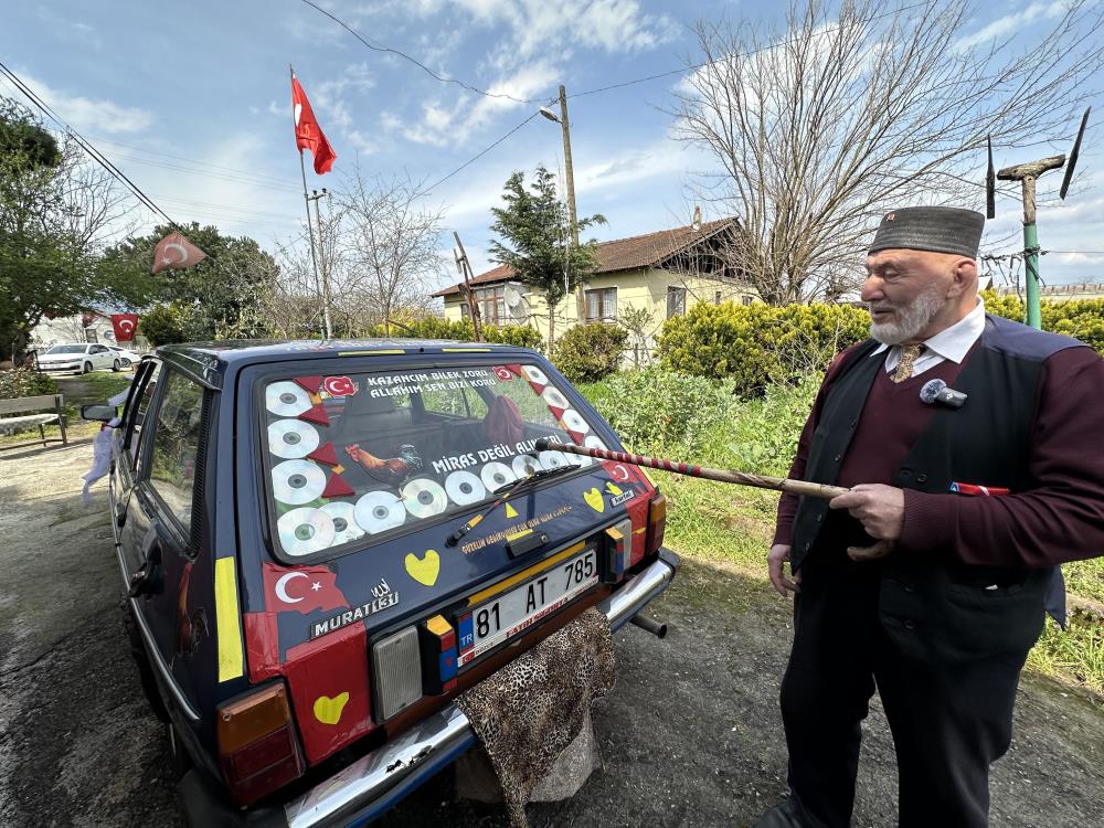 86 yaşında eşi için gelin arabası süsledi, kendi yazdığı şiirle aşkını haykırdı
