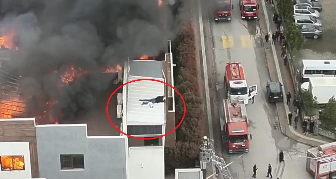 Can pazarında korku dolu anlar kameraya yansıdı... Metrelerce yüksekte itfaiye ekiplerini böyle bekledi