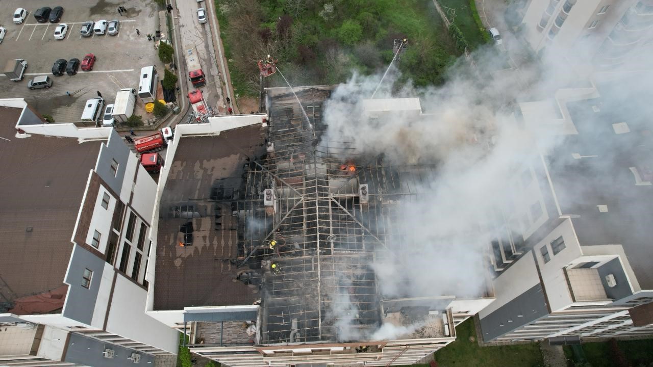 Can pazarında korku dolu anlar kameraya yansıdı... Metrelerce yüksekte itfaiye ekiplerini böyle bekledi