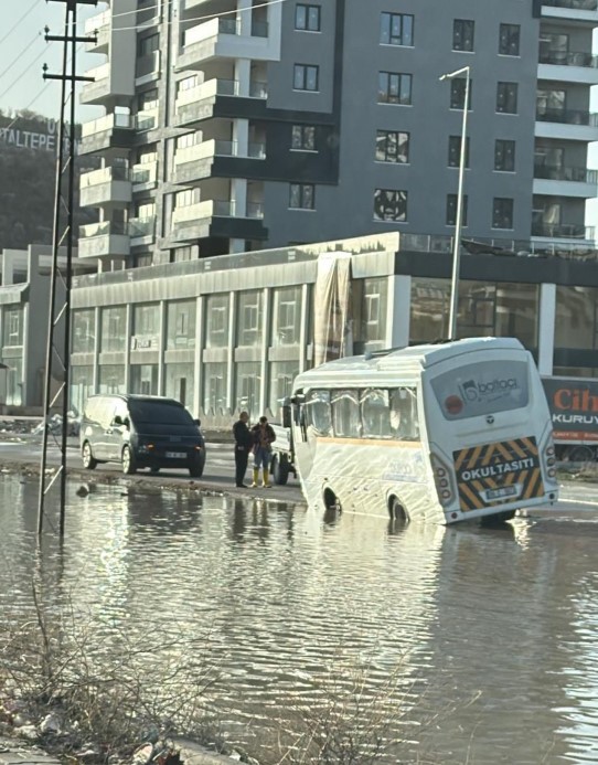 Ankara’da sağanak etkili oldu, caddeler ve sokaklar göle döndü