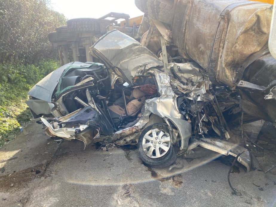 TEM’de otomobil devrilen tır dorsesinin altında kaldı: Karı-koca hayatını kaybetti