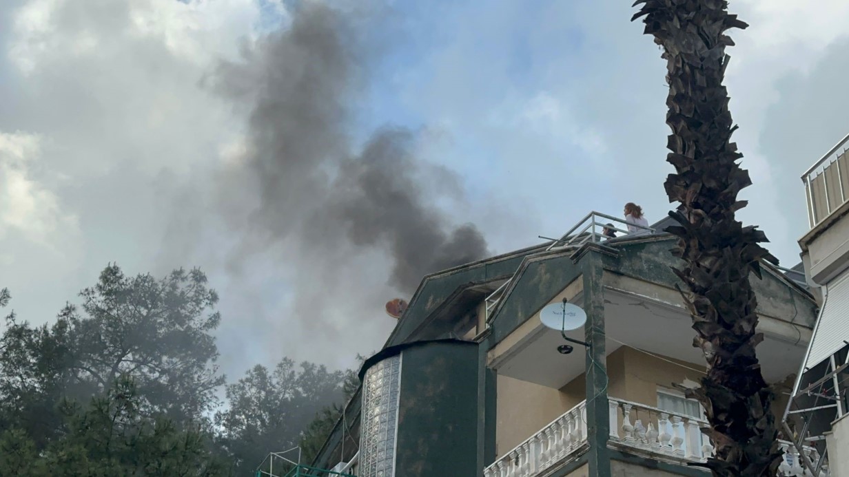 Çanakkale’de Kocabaş Çayı taştı, otopark sular altında kaldı