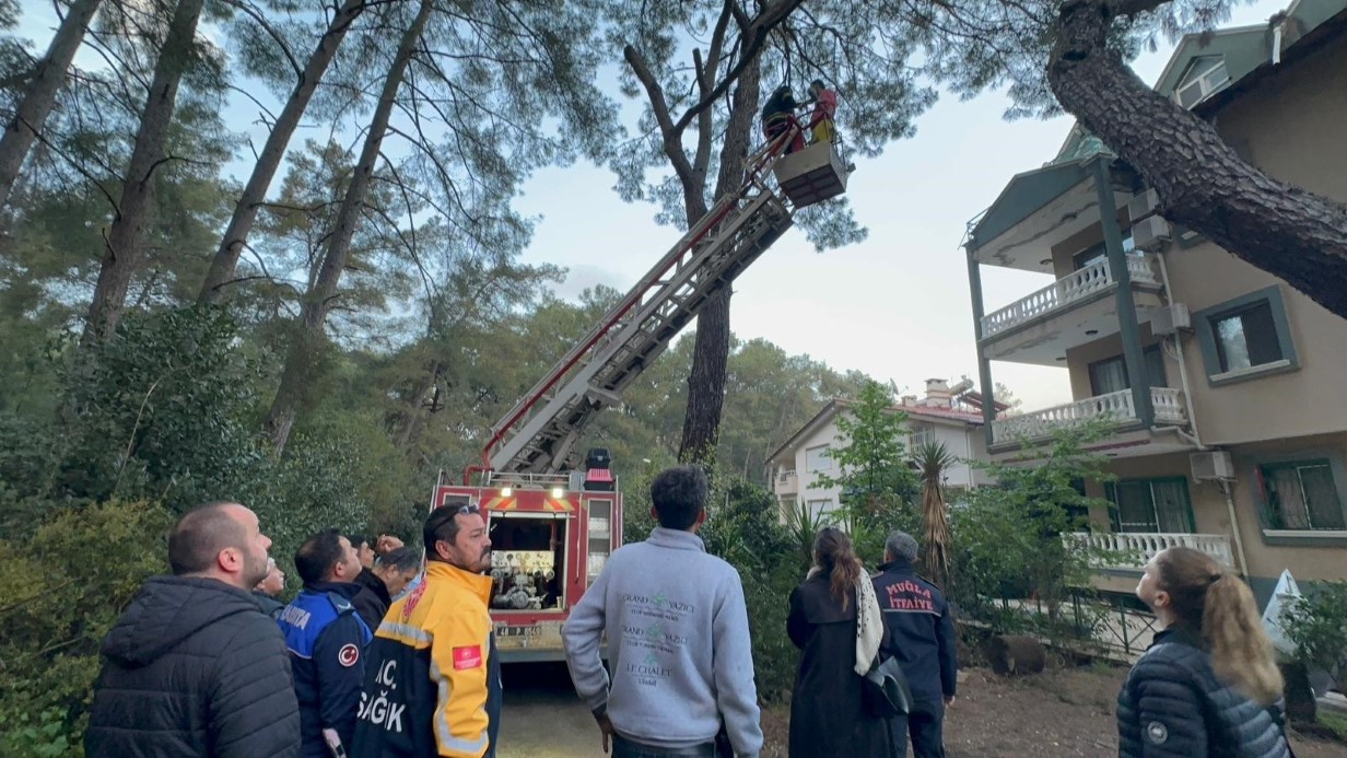 Marmaris’te çatı katı yangını: Mahsur kalan bir kişi kurtarıldı