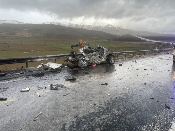 Malatya’da tır ile otomobil kafa kafaya çarpıştı: 3 ölü, 1 yaralı
